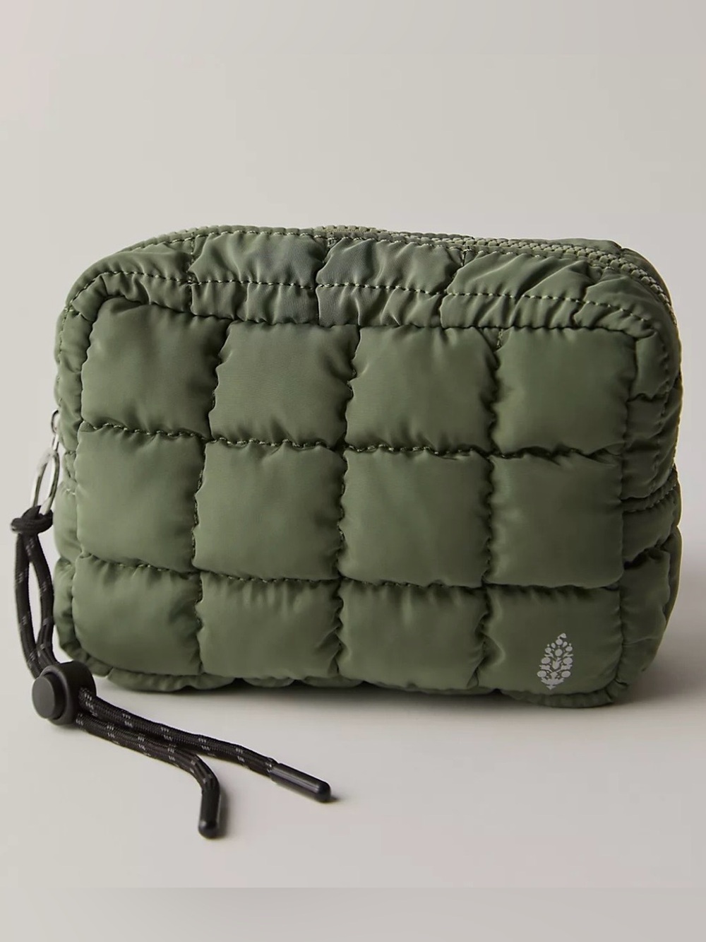 NWT FREE PEOPLE QUILTED MINI OLIVE CASE!! SUPER CUTE!! PUFFER POUCH!!